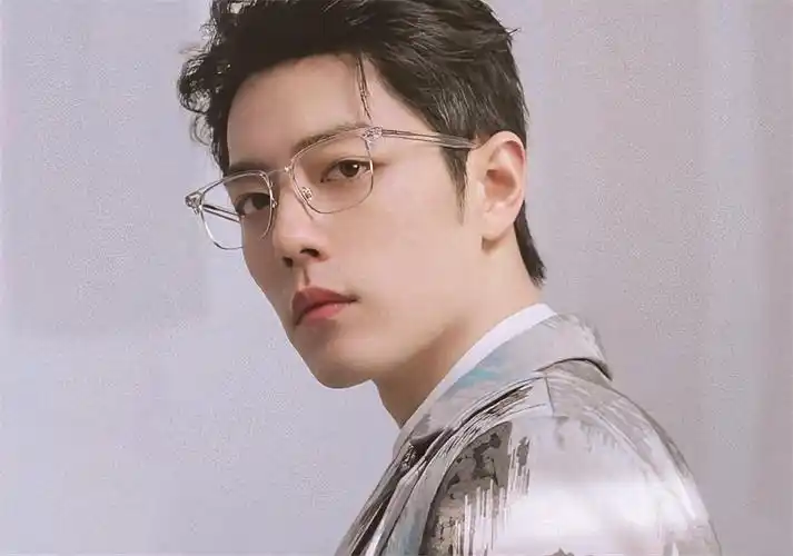 肖战怼脸大片,满屏文艺贵族气息,背头造型甩折扇雅痞范十足