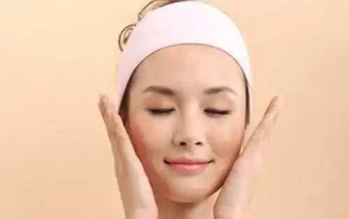 2,拍打整个面部,重点是眼睛