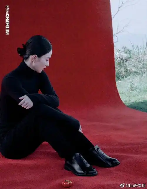 赵丽颖登《时尚cosmo》周年刊双封,首封演绎max mara经典泰迪熊大衣