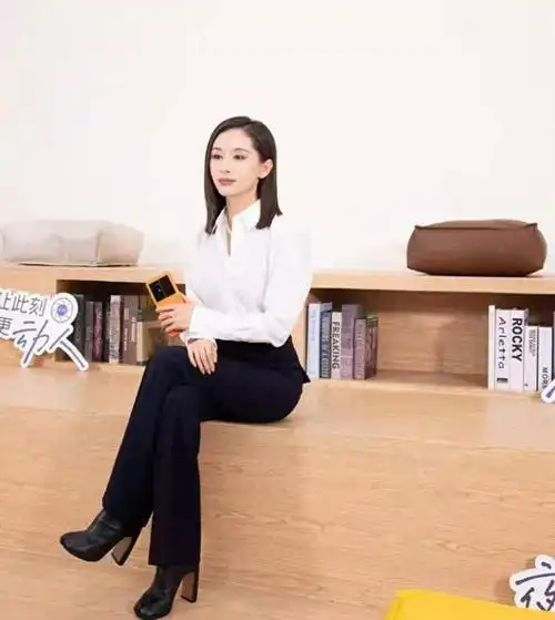 王子文又又又时髦了穿白色皮夹克搭灰色牛仔裤洋气又显高