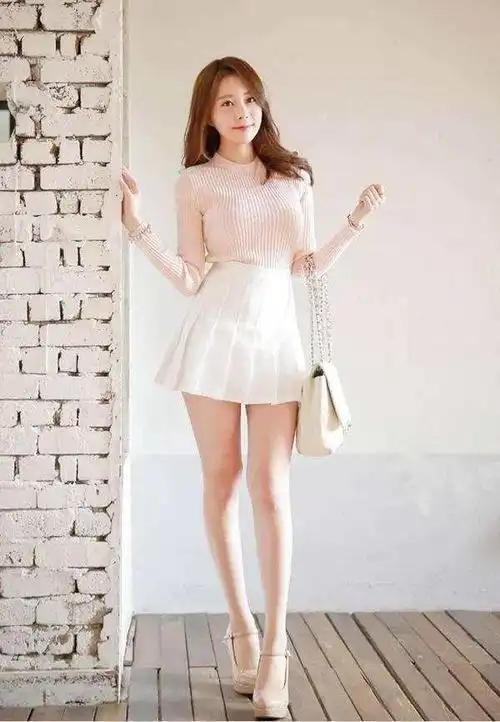 春夏短裙细长腿 简约时尚真是又美又仙