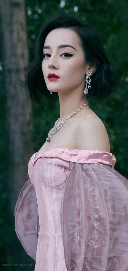 迪丽热巴拖尾长裙性感写真手机壁纸