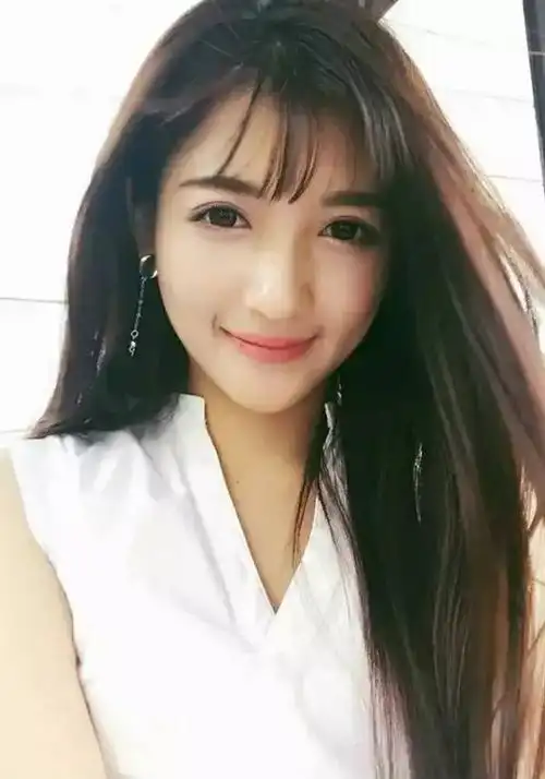 妙龄校花瓜子脸美女校花翁心颖