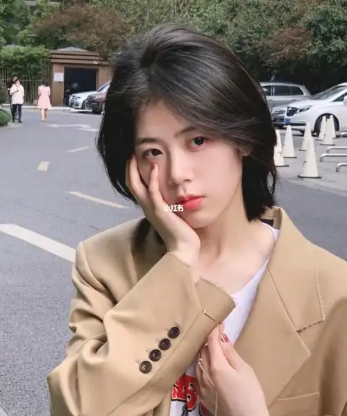 刘海做成内卷烫发,女生层次感短发发型设计,层次感短发,精致利落日系