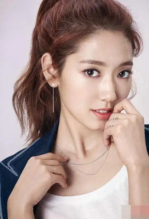 四十多岁女人烫扎马尾辫子 减龄有气场的辫子造型