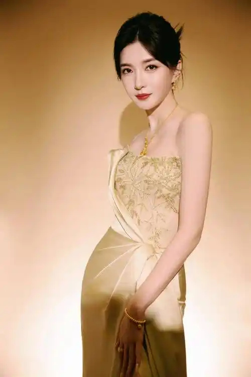 江疏影轻纱礼服写真曝光,金饰搭配古典淡雅,网友:美得太惊艳!