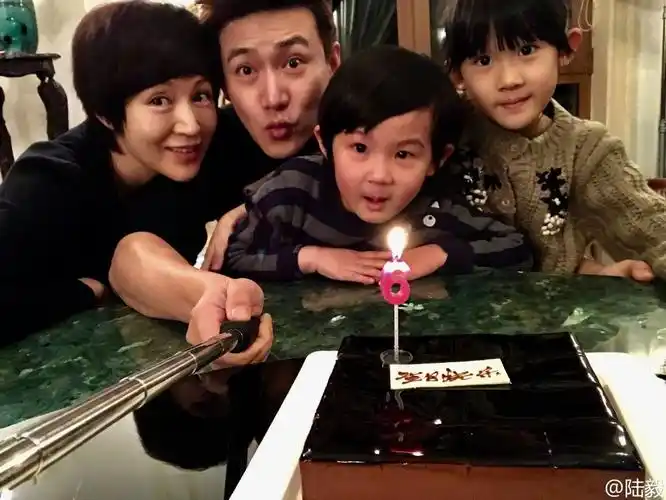 陆毅庆生举自拍杆全家合影四张脸长成一个样图