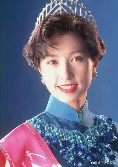 翻看经典港剧,90年代真的超级流行短发,大方露出额头或鬓角,自信飒爽