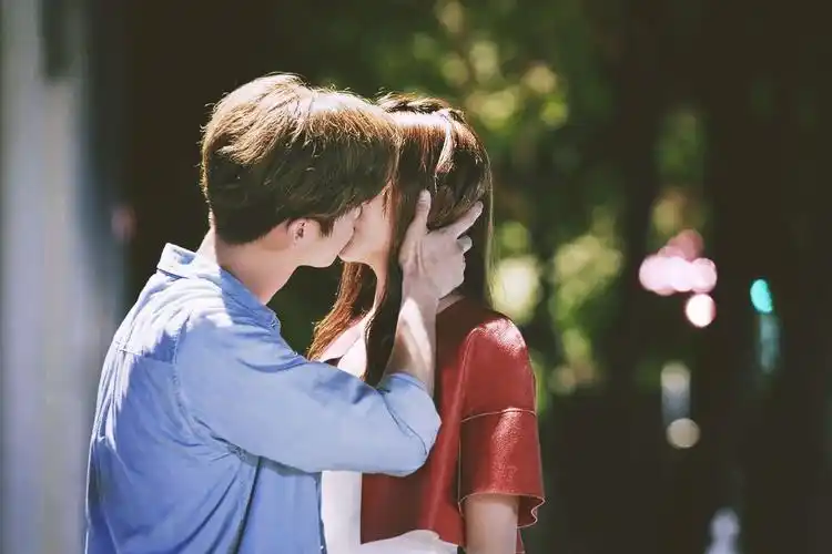 吻戏合集关晓彤献出初吻甜的溢出屏幕感觉吻的很真实