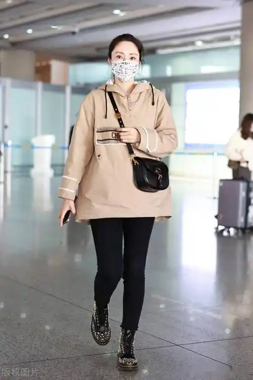 街拍董璇穿卡其色连帽外套现身机场气质优雅动人