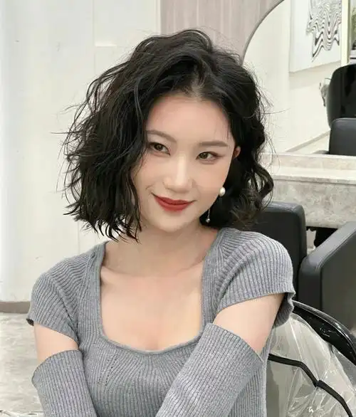 女生发型推荐复古港风烫发