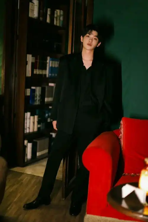 黄明昊经典黑西装##黄明昊华表奖工作室出图