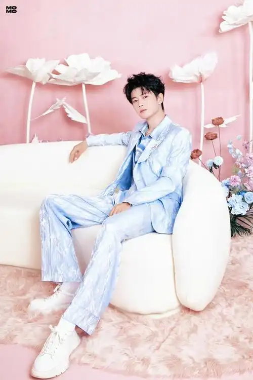 2023年5月6日,任嘉伦一身蓝色套装亮相桃花姬直播间,一脸好气色