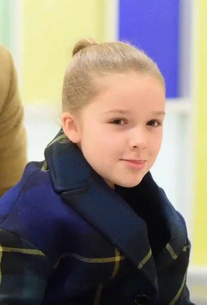 组图:贝克汉姆女儿小七萌照曝光 一路抿嘴拍照背后另有隐情