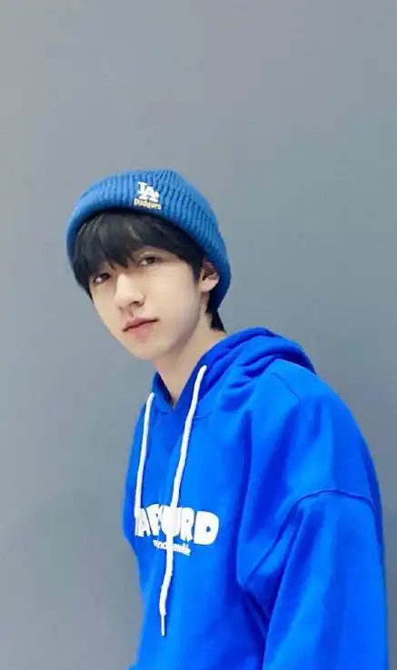 贺峻霖蓝色系随拍#贺峻霖新鲜的蓝色系随拍96蓝色卫衣 蓝色毛线