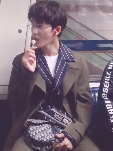 朱正廷抽烟照疯传得知原因粉丝大怒你脸过来