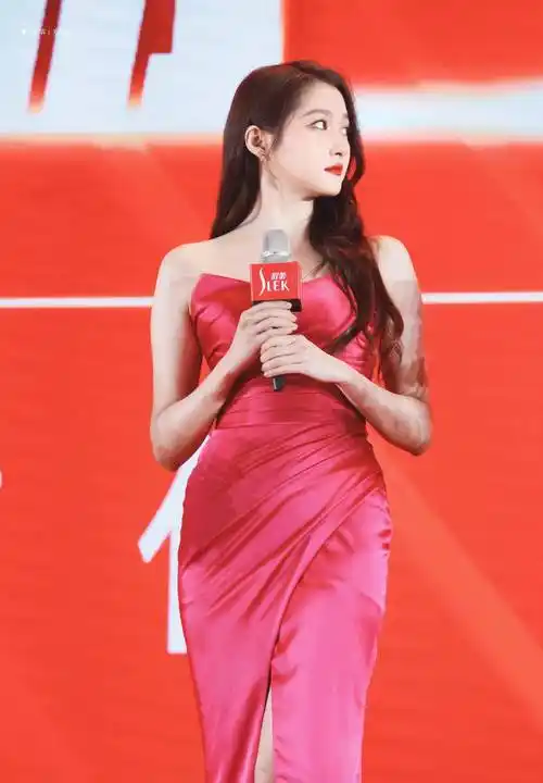 关晓彤和玫红的长吊带裙真好看,慵懒的卷发华丽丽,好迷人_漂亮_玫瑰