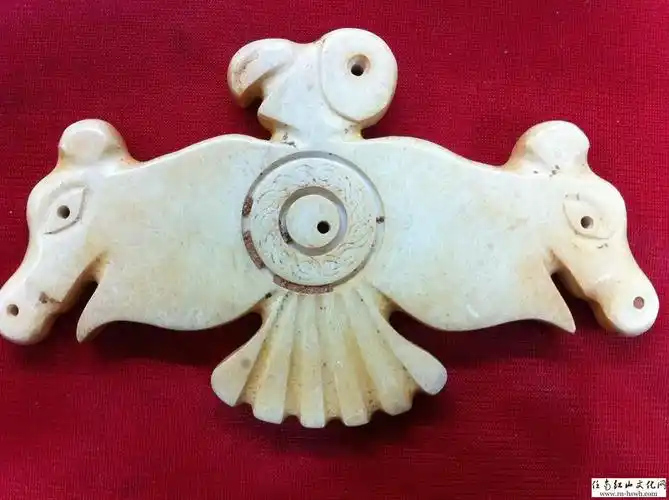 凌家滩文化玉鹰两件