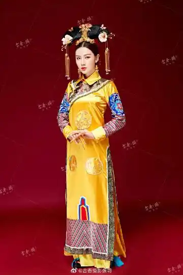 《甄嬛传》 背景:根据电视剧《甄嬛传》创作 服装:明黄色皇后凤袍