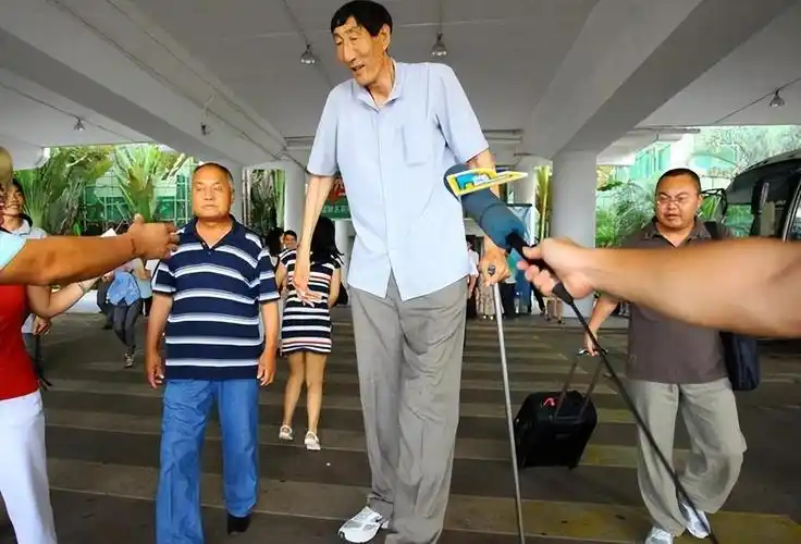 回顾中国第一巨人鲍喜顺不听医生告诫执意生子其现状如何