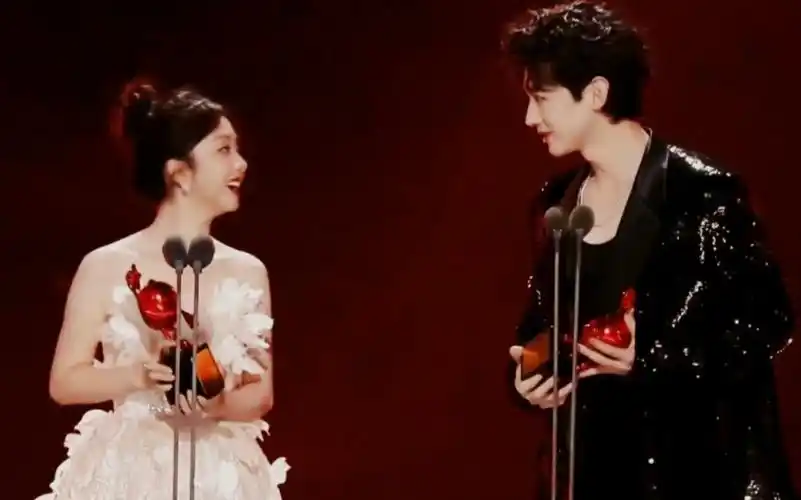 有一种顶峰相见叫白敬亭谭松韵!