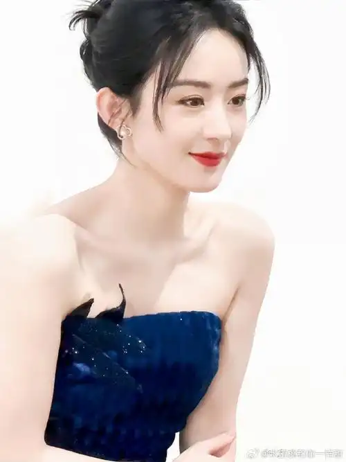 赵丽颖蓝色条纹抹胸长裙造型##赵丽颖燕之屋直播##陪赵丽颖奔赴靡一