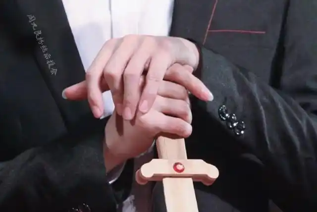 " 正当江羡鱼与七队成员讨论关于德云社看手招人之事时一个清冷好听的