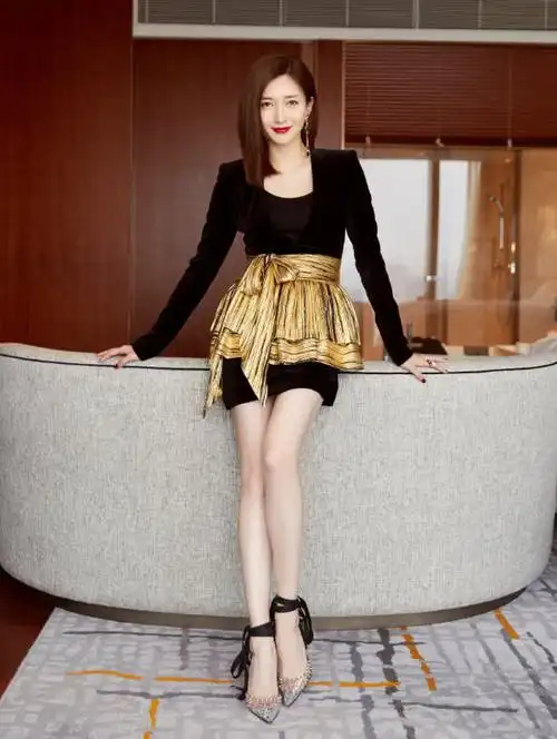 让这个原本简单的裙子立马变得有层次感了,江疏影太会穿了吧!