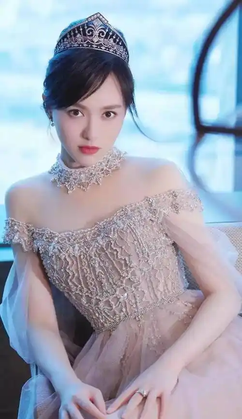 17岁的唐嫣旧照曝光被同桌评为"校花",不整容的美女就是好看_照片