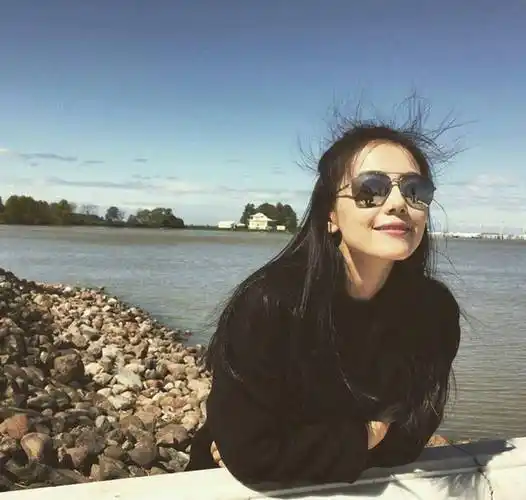 高圆圆不愧是氧气美女,为环保穿生菜连衣裙,满满高级感