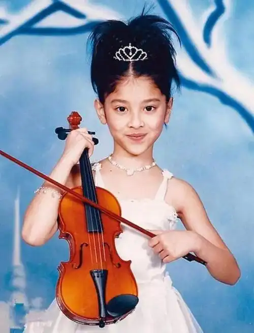 历届港姐童年照袁咏仪胡杏儿女大十八变想抱抱小时候的李嘉欣