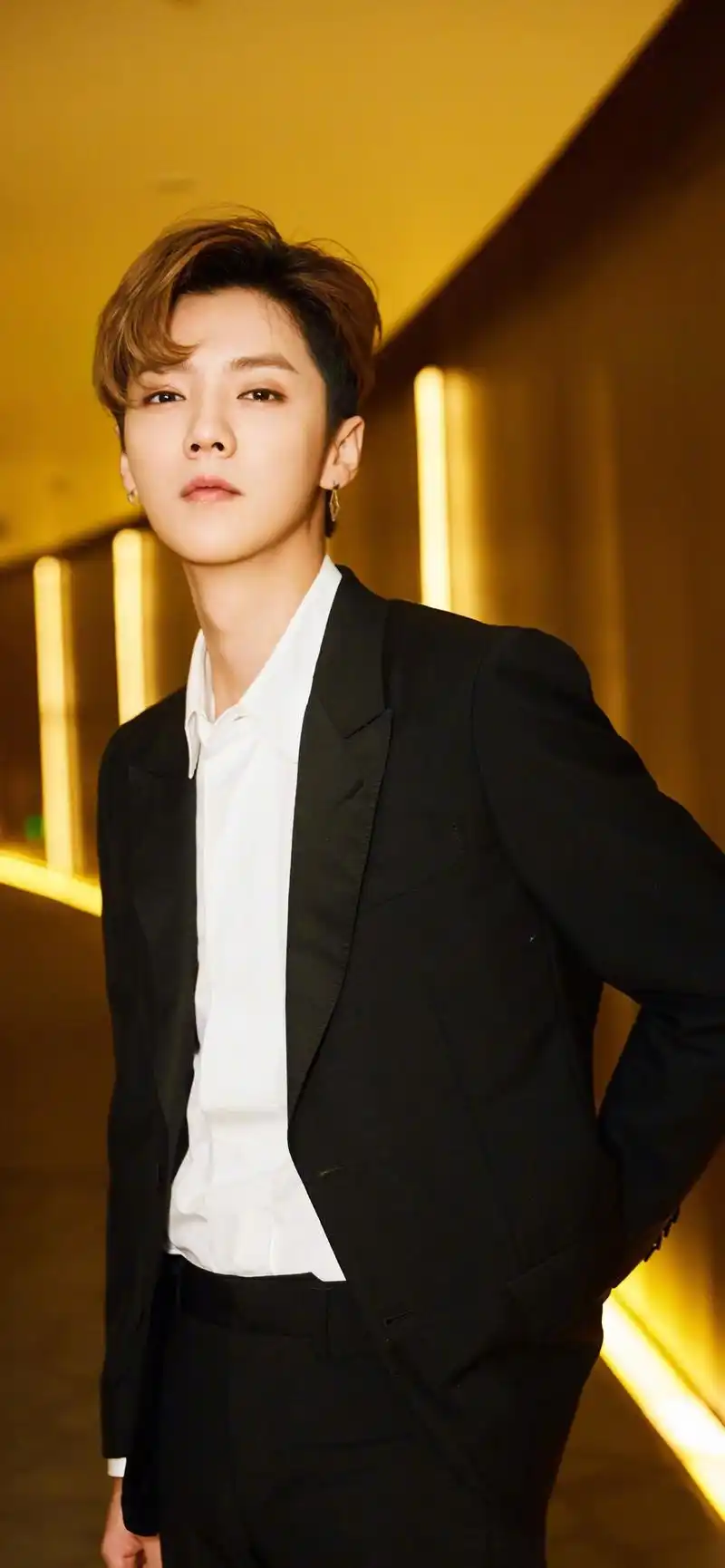 西装版的鹿晗,有点酷.