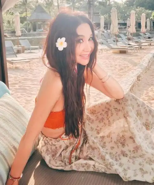 温碧霞参加派对头发着火,被蜡烛点燃差点毁容,火苗烧到了头顶_网易订