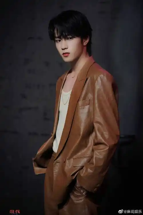 刘耀文受伤妆自拍