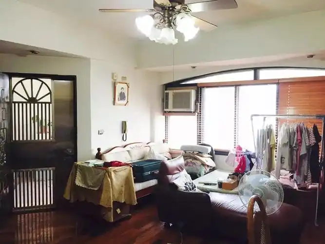 不拆墙只通过软装改造35年老旧客厅原来改造如此简单