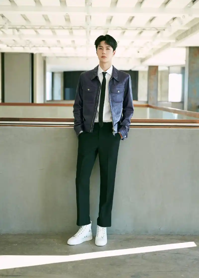 明星就是明星,王一博居然把这件衣服,穿出了这种帅气