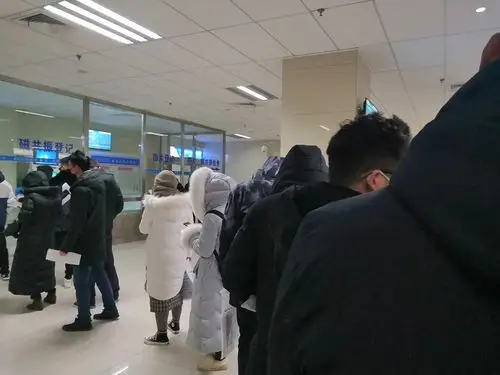 1月24日凌晨0点,陈鸣在枣阳第一人民医院排队等着做ct检查.