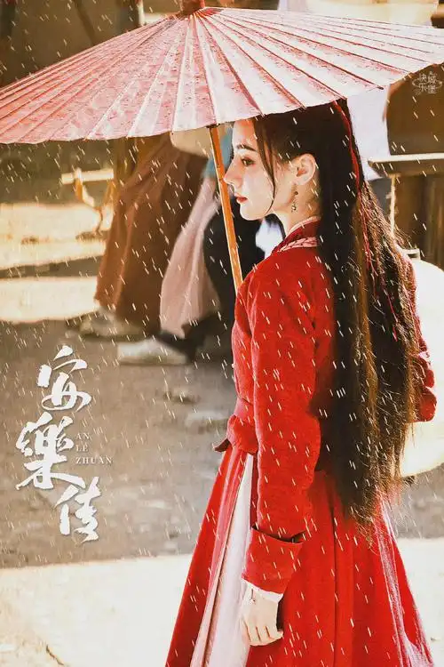 迪丽热巴《安乐传》红衣撑伞路透图 氛围感绝了__财经头条