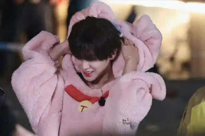 黄明昊粉色小猪睡衣