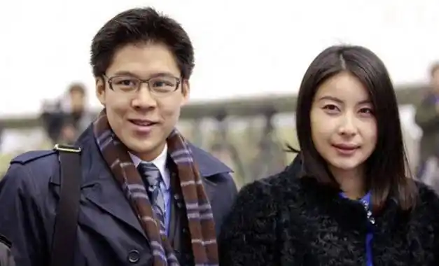 重现霍启刚和郭晶晶的恋情霍震霆带儿子霍启山现身为中国加油