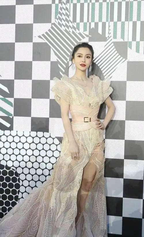 杨颖绝美礼服造型穿网纹镂空鱼尾裙高贵又妩媚尽显女神高颜值