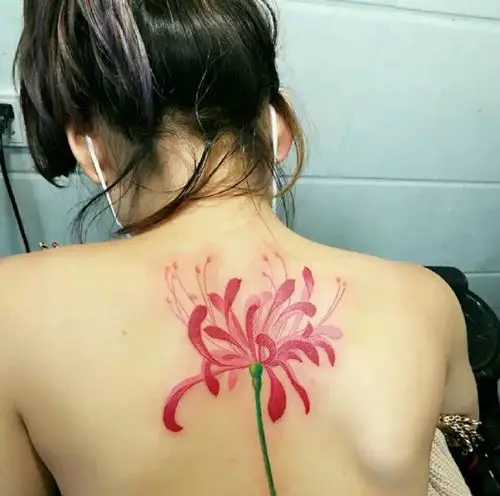 非主流女孩后背漂亮的彼岸花纹身图案