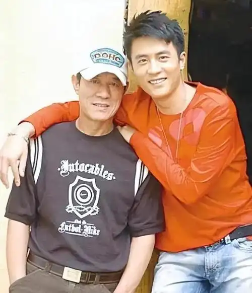 真想不到原来他们是亲父子看似八竿子打不着但长相骗不了人