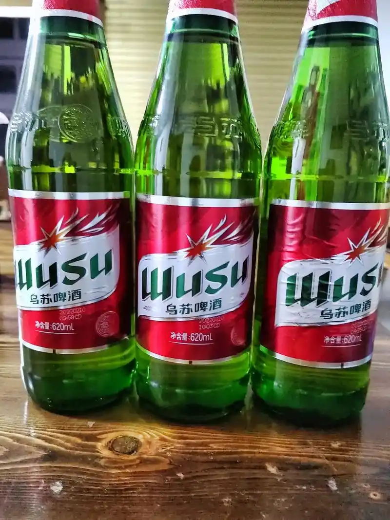 三瓶乌苏可夺命,一瓶小白断长情,喝最烈的酒,浇最忧的愁,一半 - 抖音