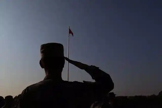 无数个日夜的磨合军人的第一步是75厘米眼神坚定了走路不外八了背挺直