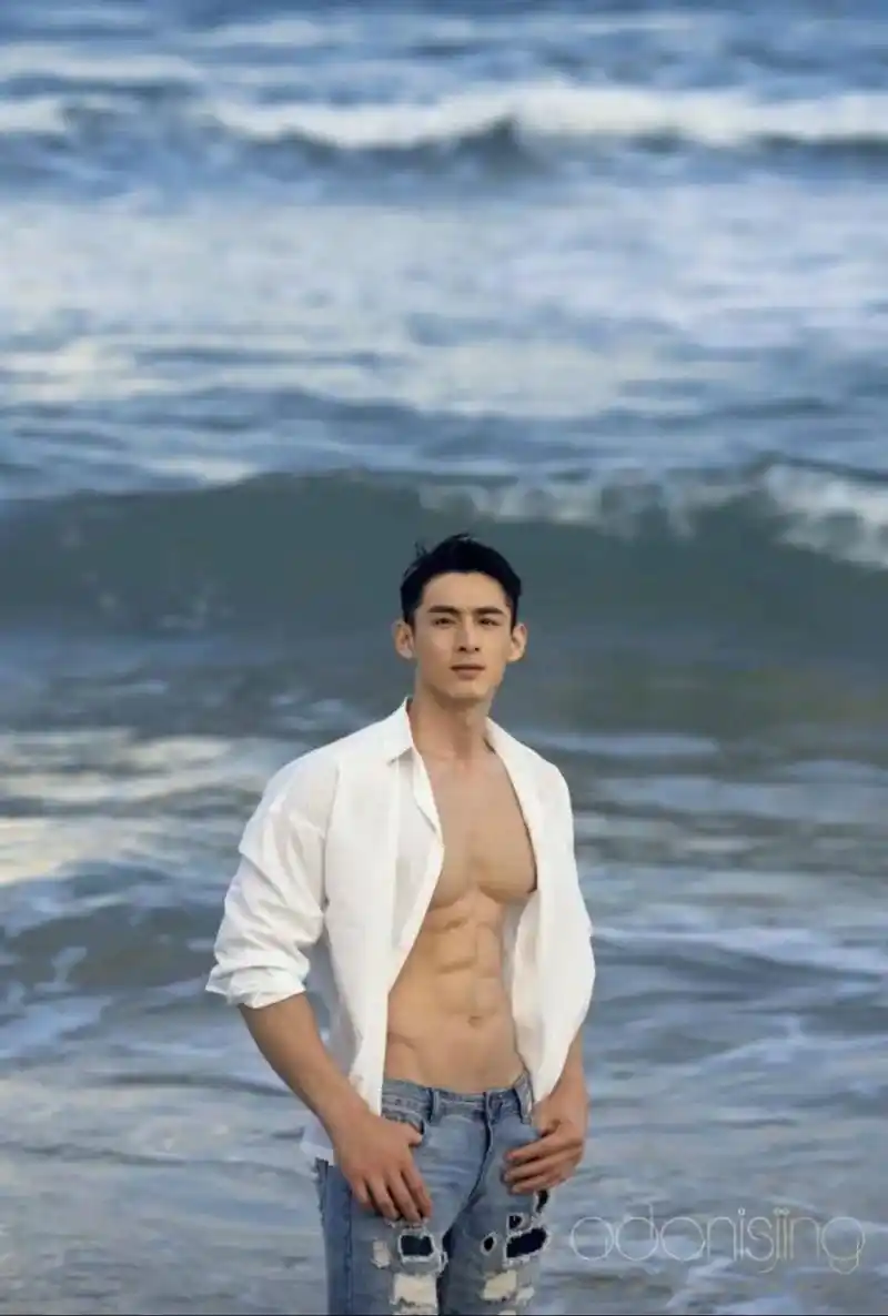 海边采风的肌肉帅哥#肌肉型男 #胸肌 #腹肌 - 抖音