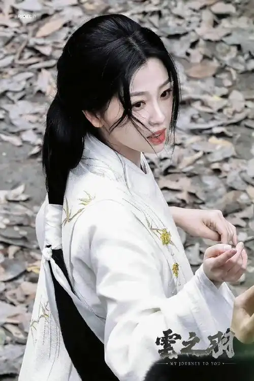 虞书欣云之羽白衣古装造型侧颜路透