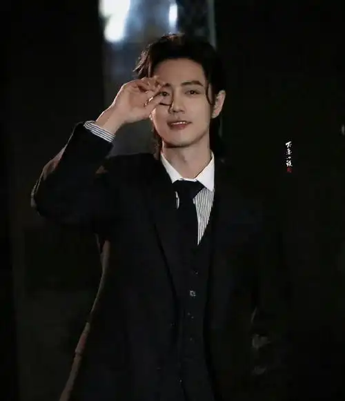 肖战西装狼尾大背头的造型真的太鲨人了吧