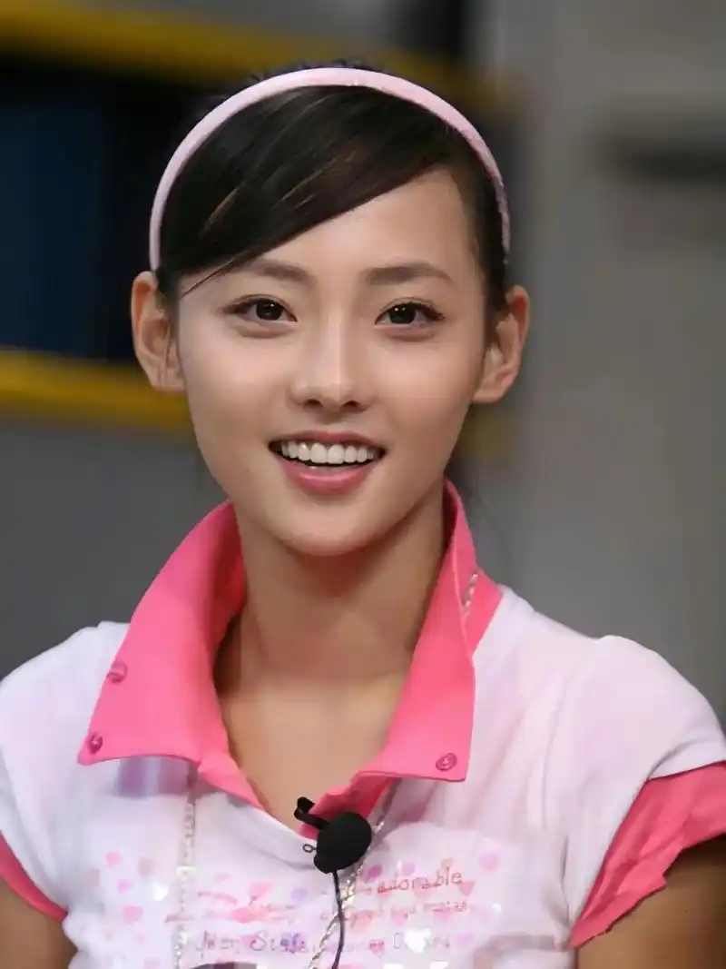 又见一帘幽梦时期的张嘉倪,脸型很精致,年轻秀气灵动娇俏