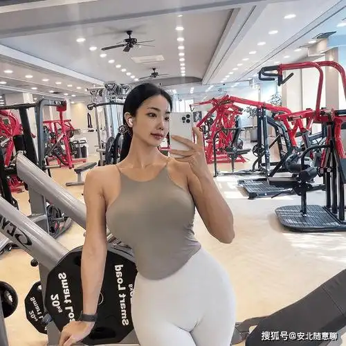 身材其实和普通的女生没有什么太大的区别,但是在经过一年的健身沉淀